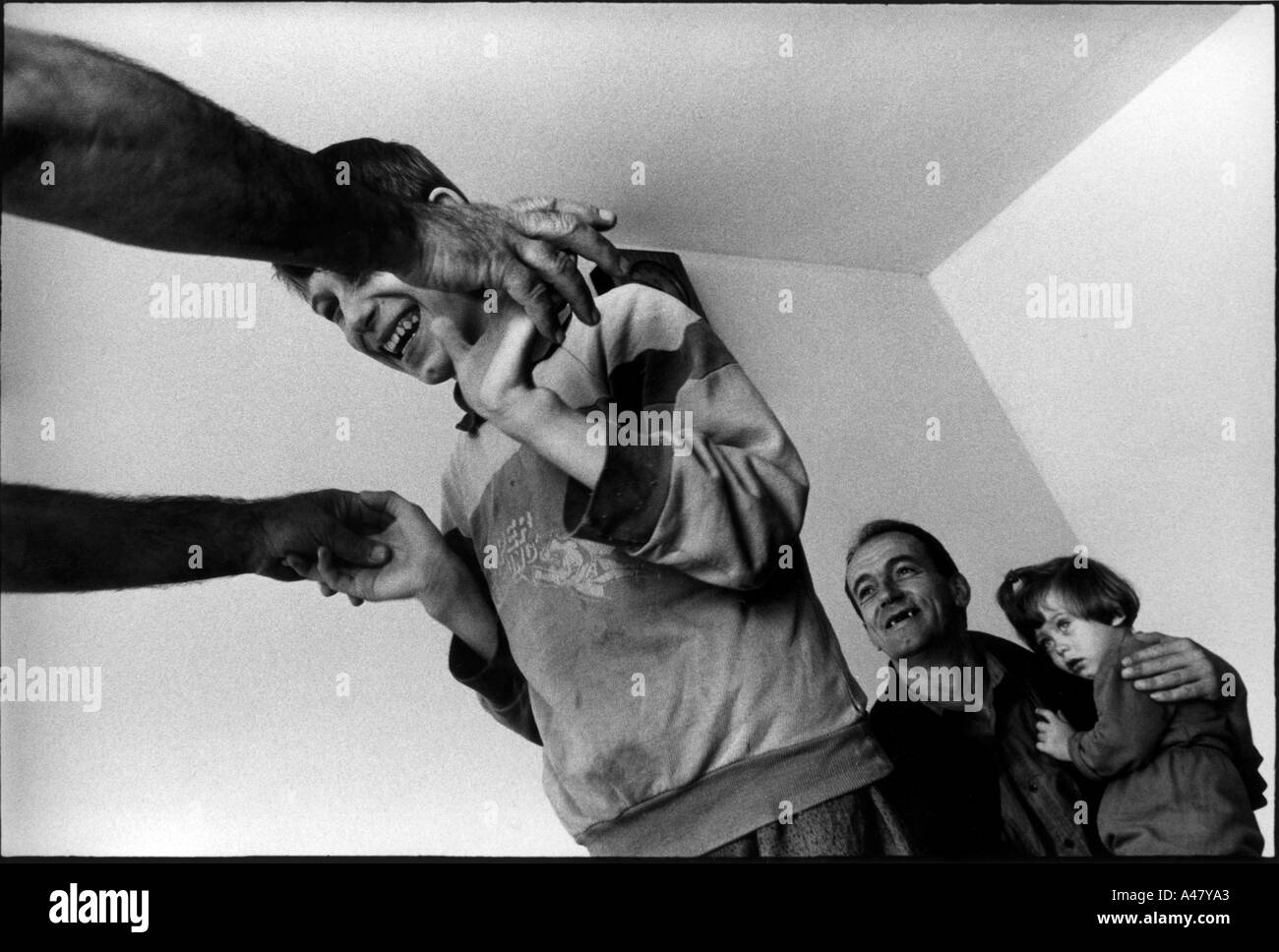 Un alunno che è cieco e sordo è cresciuti a casa dal suo insegnante da Sarajevo la scuola per i ciechi Sarajevo in Bosnia Foto Stock