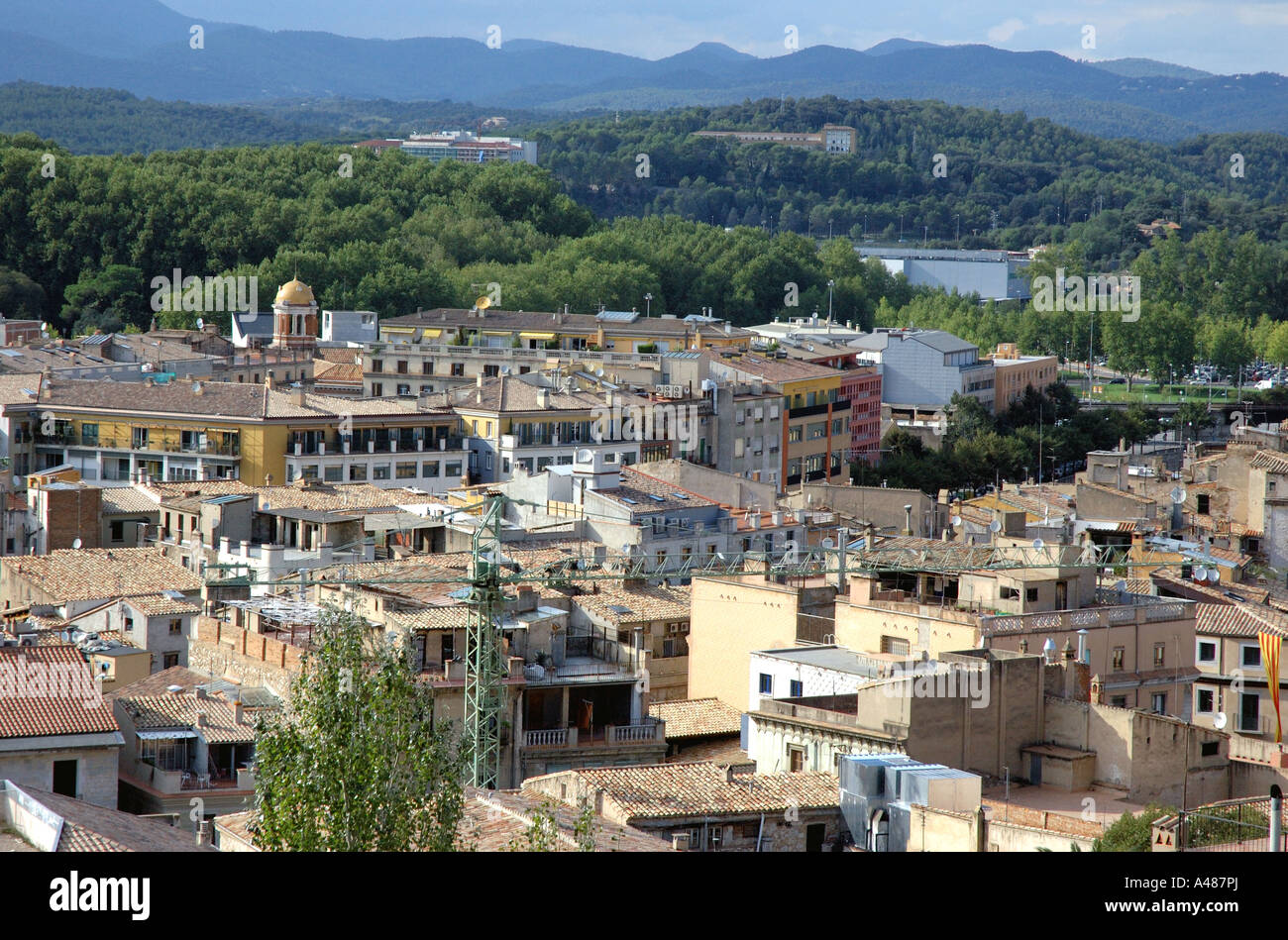 Vista panoramica di Gerona dalle antiche mura della città di Girona Catalogna Catalogna Catalogna España Spagna Europa Foto Stock