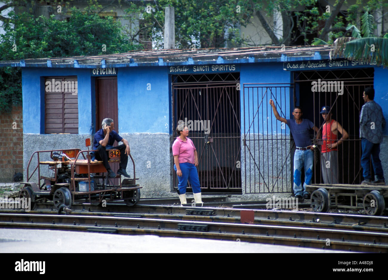 Lavoratori accanto ai brani in Sancti Spiritus stazione ferroviaria Foto Stock