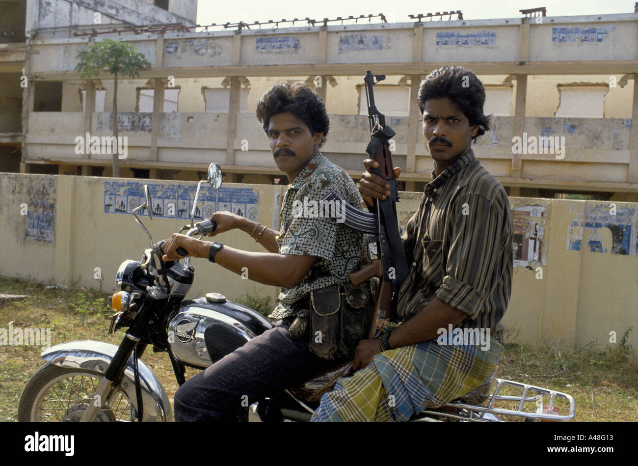 Il Tamil Tiger soldati ribelli di pattuglia sulla periferia della penisola di Jaffna su una moto , Sri Lanka Foto Stock