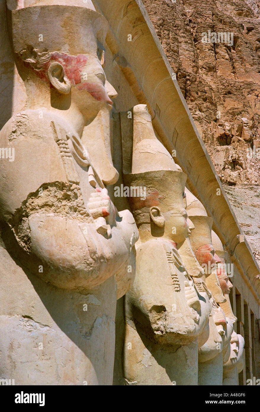 Statue di pharoahs stand in imperioso maestà che si affaccia sull'ingresso causeway al tempio di Hatshepsut nei pressi di Luxor in Egitto Foto Stock