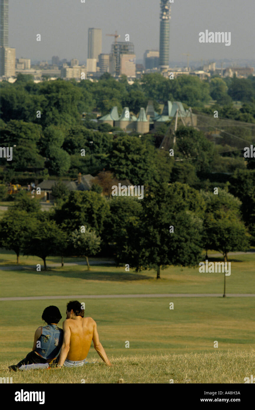 Coppia in cerca di tutta Londra da Primrose Hill Londra nord Foto Stock