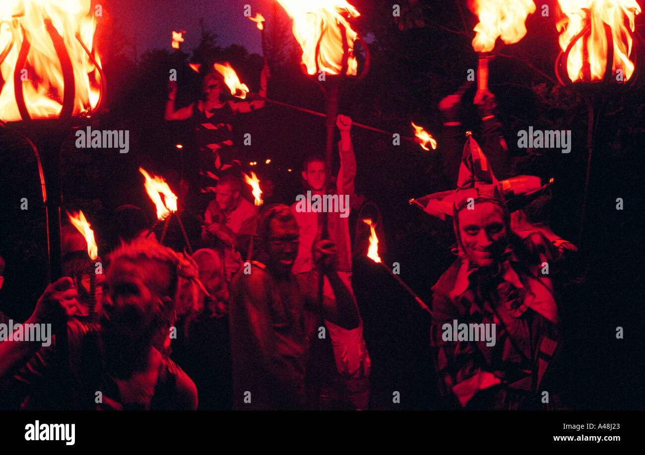 Il fuoco di persone di un gruppo di prestazioni di mettere su una danza del fuoco per gli isolani il giorno di indipendenza isola di eigg Scozia Scotland Foto Stock