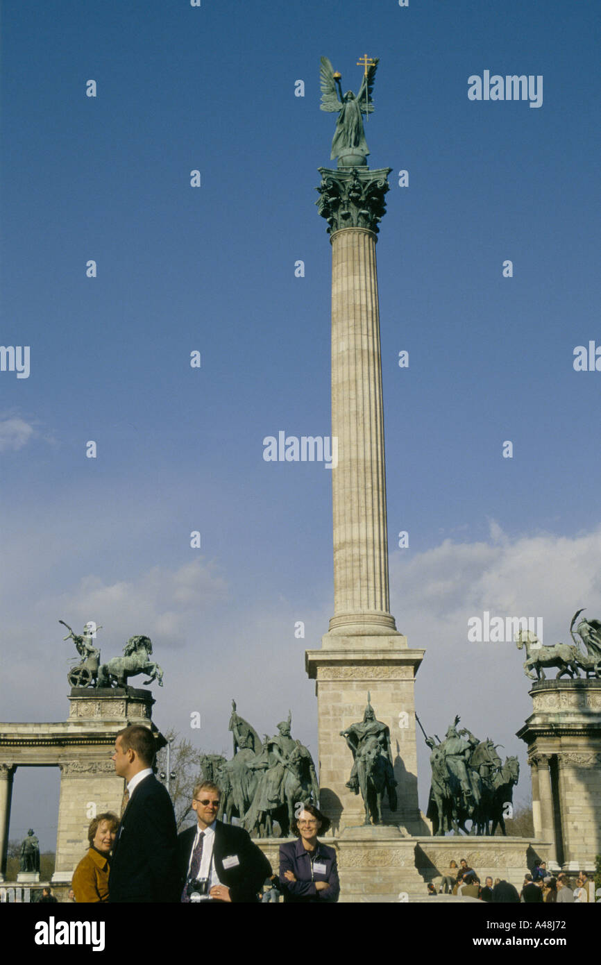 I turisti presso il Monumento millenario in Budapest Foto Stock