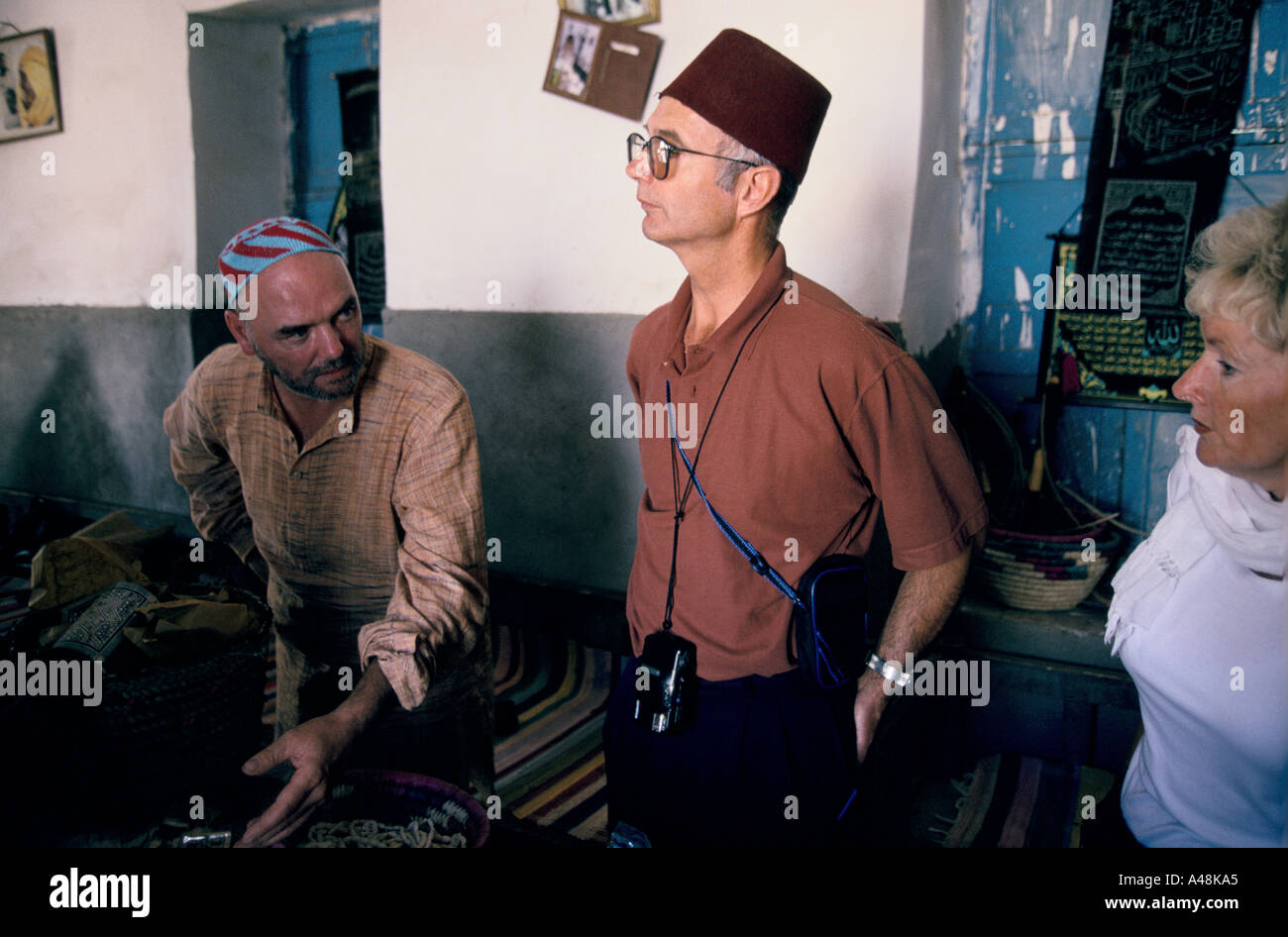 I turisti da su una crociera sul Nilo visita nubian village ad Assuan per acquistare souvenir Foto Stock