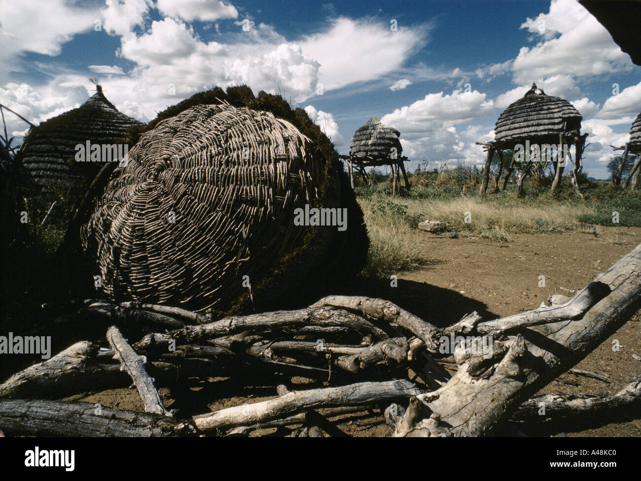 Un tukul villaggio a sud Sudan abbandonato nella guerra civile tra nord e sud Foto Stock