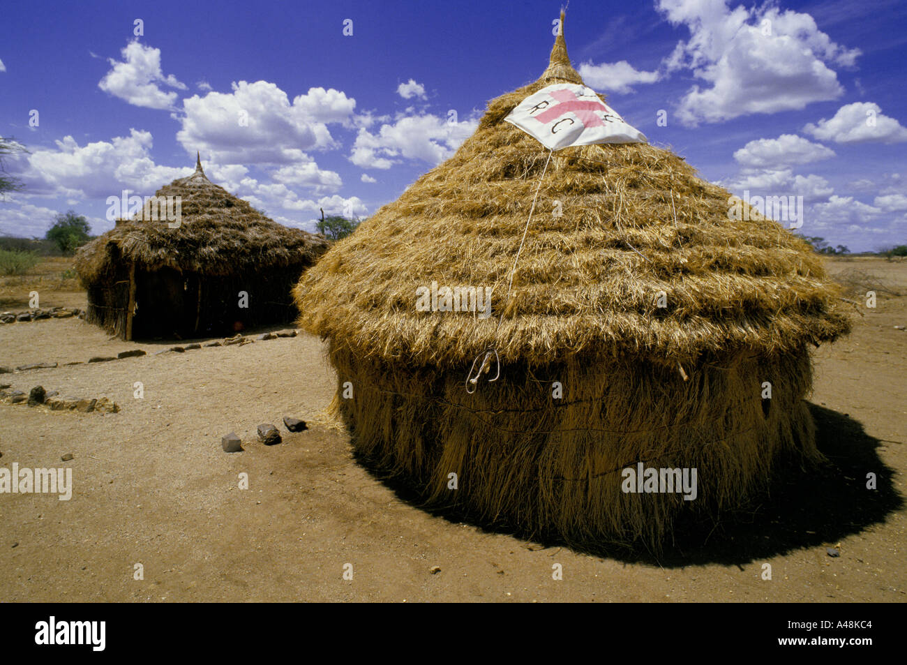 Capanne di erba in corrispondenza di una croce rossa di stazione di alimentazione Naruse Sudan meridionale 1986 Foto Stock