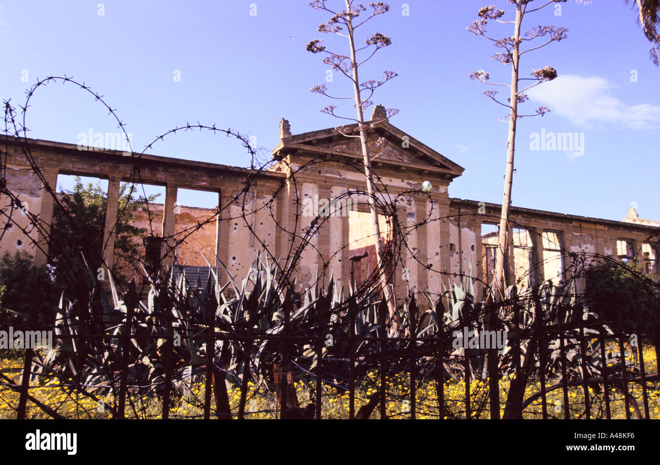 Villa abbandonata in no mans land tra il nord e il sud di Nicosia Foto Stock