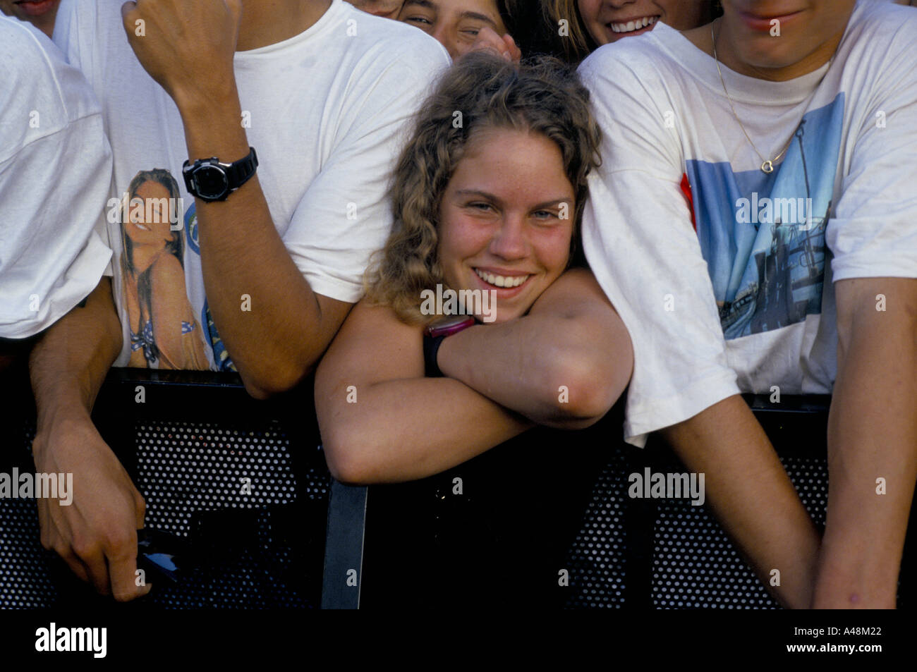Un felice pop ventola ad una U2 in concerto a Parigi Foto Stock