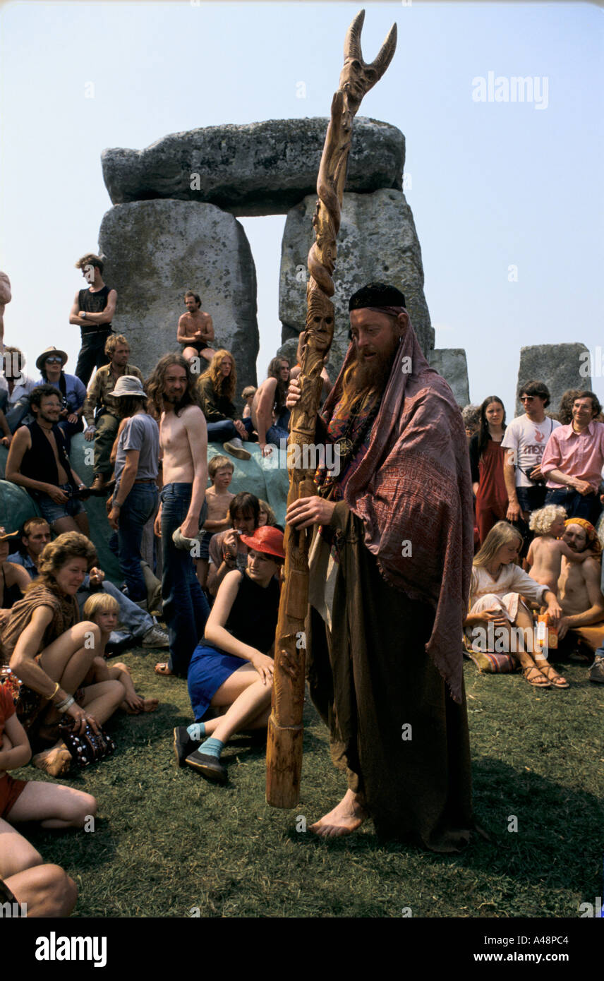 Una folla di hippies riuniti attorno alle pietre di Stonhenge durante il solstizio d'estate Foto Stock