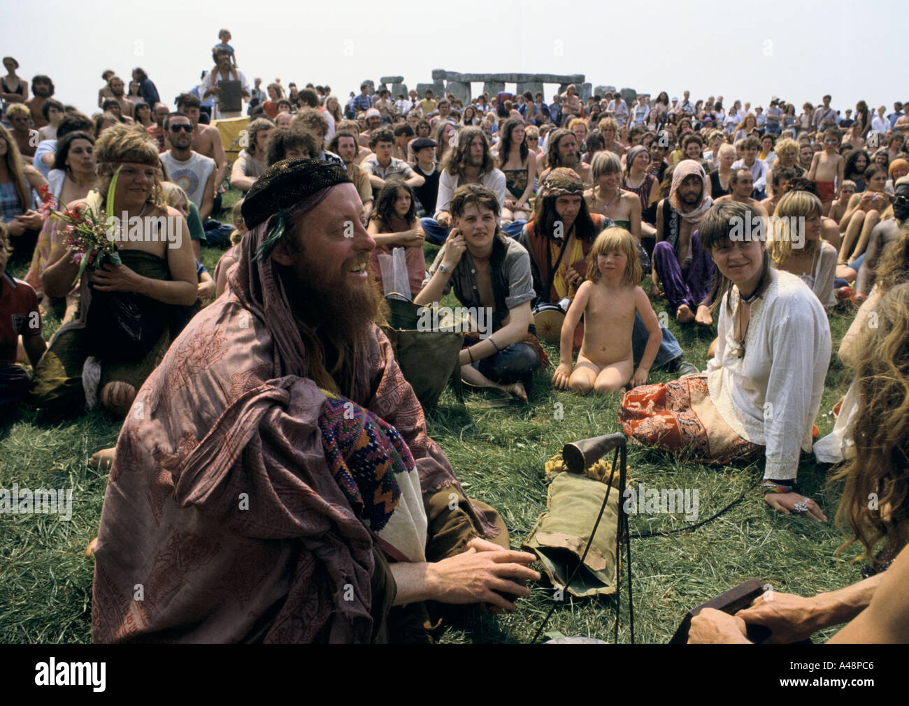 Una folla di hippies riuniti attorno alle pietre di Stonehenge durante il solstizio d'estate Foto Stock