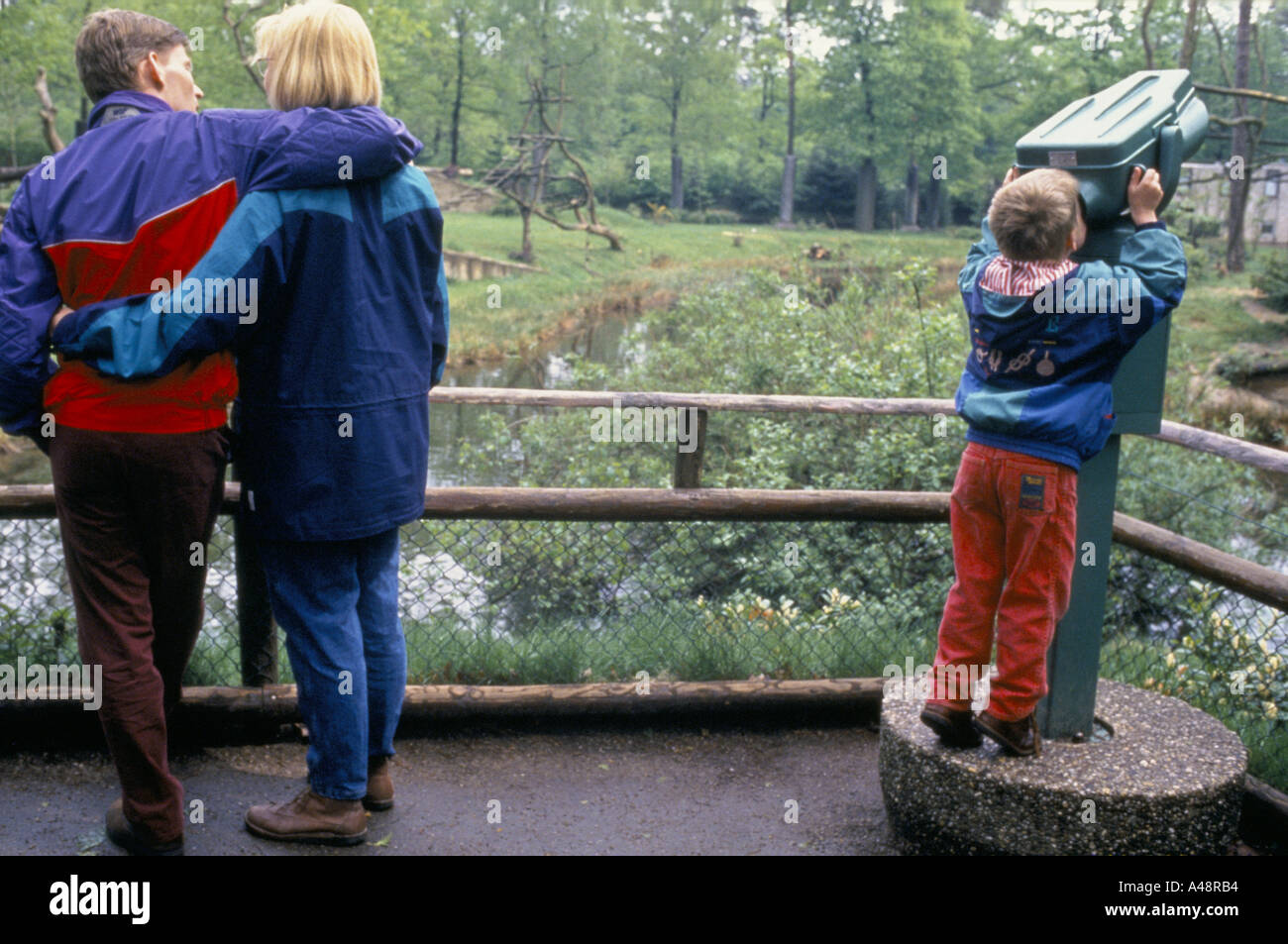 Apenheul zoo holland giovane sotto braccio mentre il bambino guarda attraverso binocculars Foto Stock