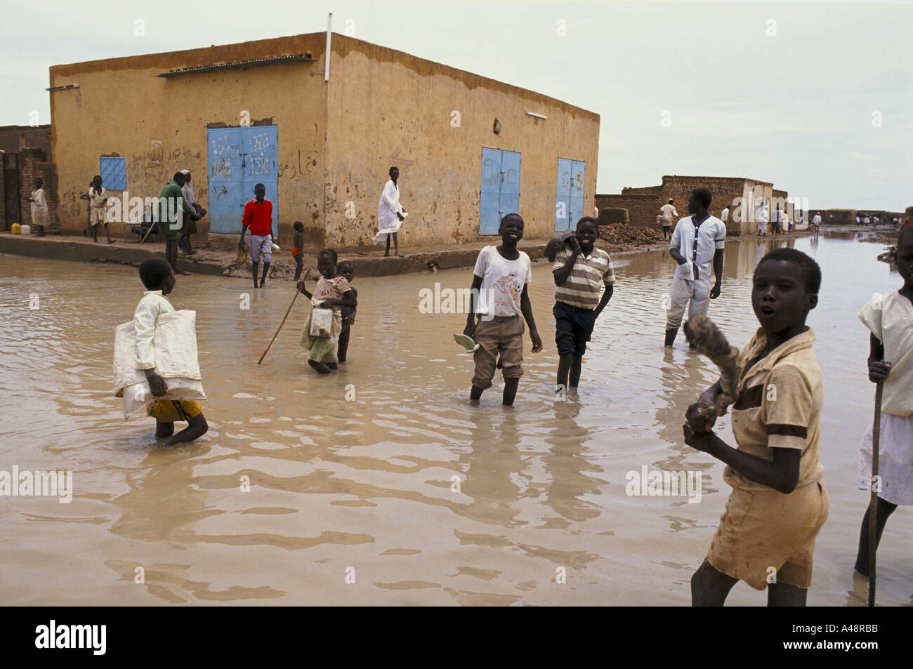 Nel 1988 il Nilo Blu allagata e burst le sue banche per spazzare via molte case a Khartoum Foto Stock