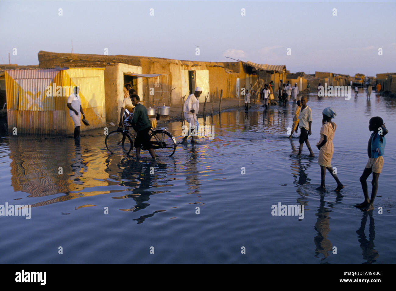 Nel 1988 il Nilo Blu allagata e burst le sue banche per spazzare via molte case a Khartoum Foto Stock