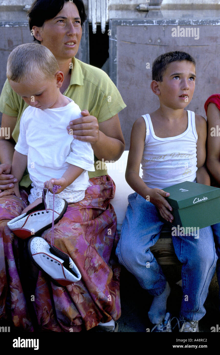 Molti rifugiati sono fuggiti da Srebrenica senza possedimenti spesso senza scarpe che sono stati donati e distribuiti presso l'aerodromo di Tuzla Foto Stock