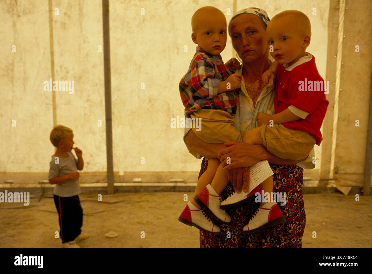 I rifugiati da srebrenica luglio1995 madre e bambini al centro di vaccinazione di tuzla ONU airbase Foto Stock