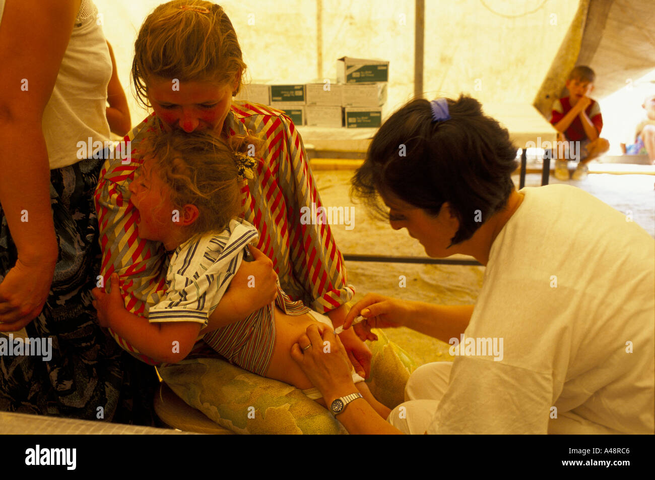 I rifugiati di srebreniza luglio 1995 giovane ragazza essendo vaccinato al centro di vaccinazione di tuzla airbase dell ONU Foto Stock