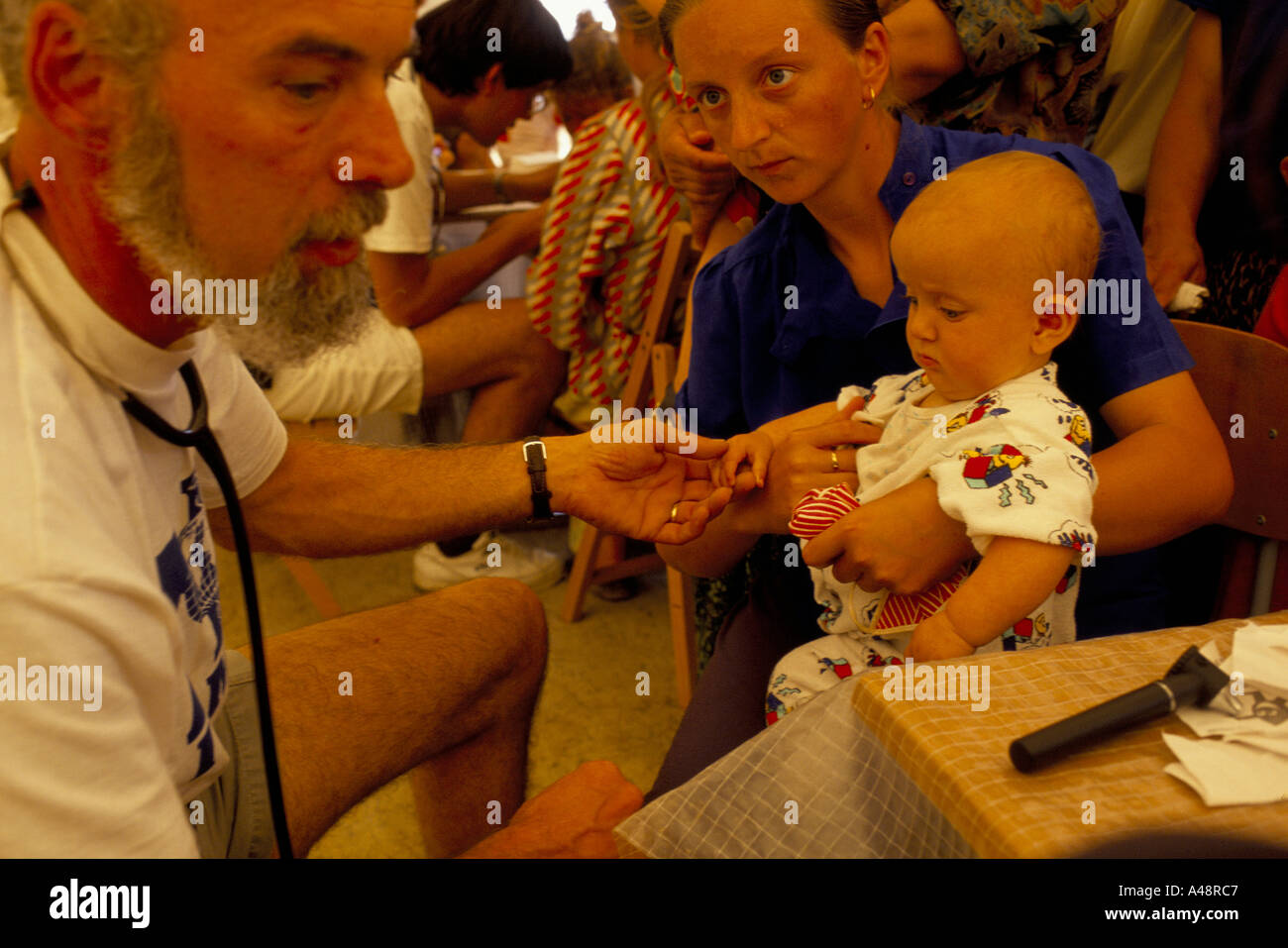 La madre e il bambino da srebrenica al centro di vaccinazione di tuzla airbase dell ONU Foto Stock