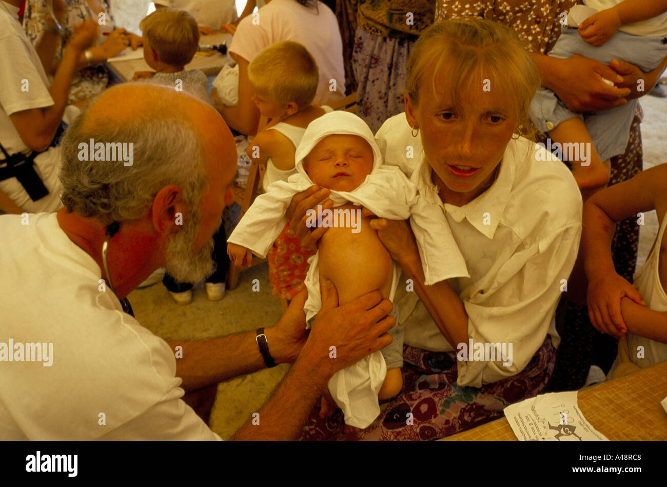 I bambini rifugiati e neonati da srebrenica in esame e vaccinati di tuzla aerodrome Foto Stock