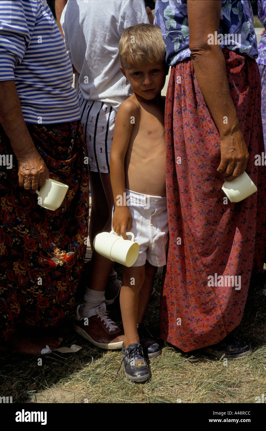 I rifugiati da Srebrenica a tuzla luglio 1995 queuing per cibo e acqua a Tuzla Refugee Camp Foto Stock