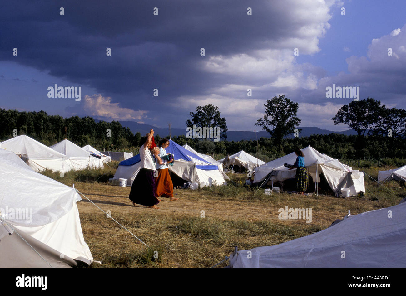 I rifugiati da srebrenica luglio 1995 scene intorno al campo tuzla airbase Foto Stock