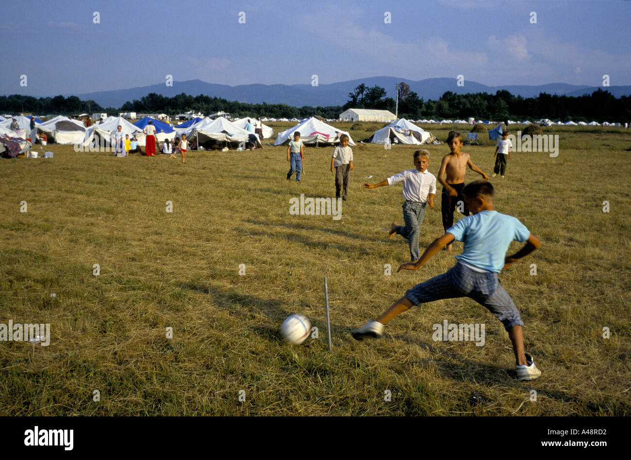 I rifugiati dal massacro di Srebrenica luglio 1995 ragazzi giocare a calcio in un campo di rifugiati su aerodromo tuzla Foto Stock
