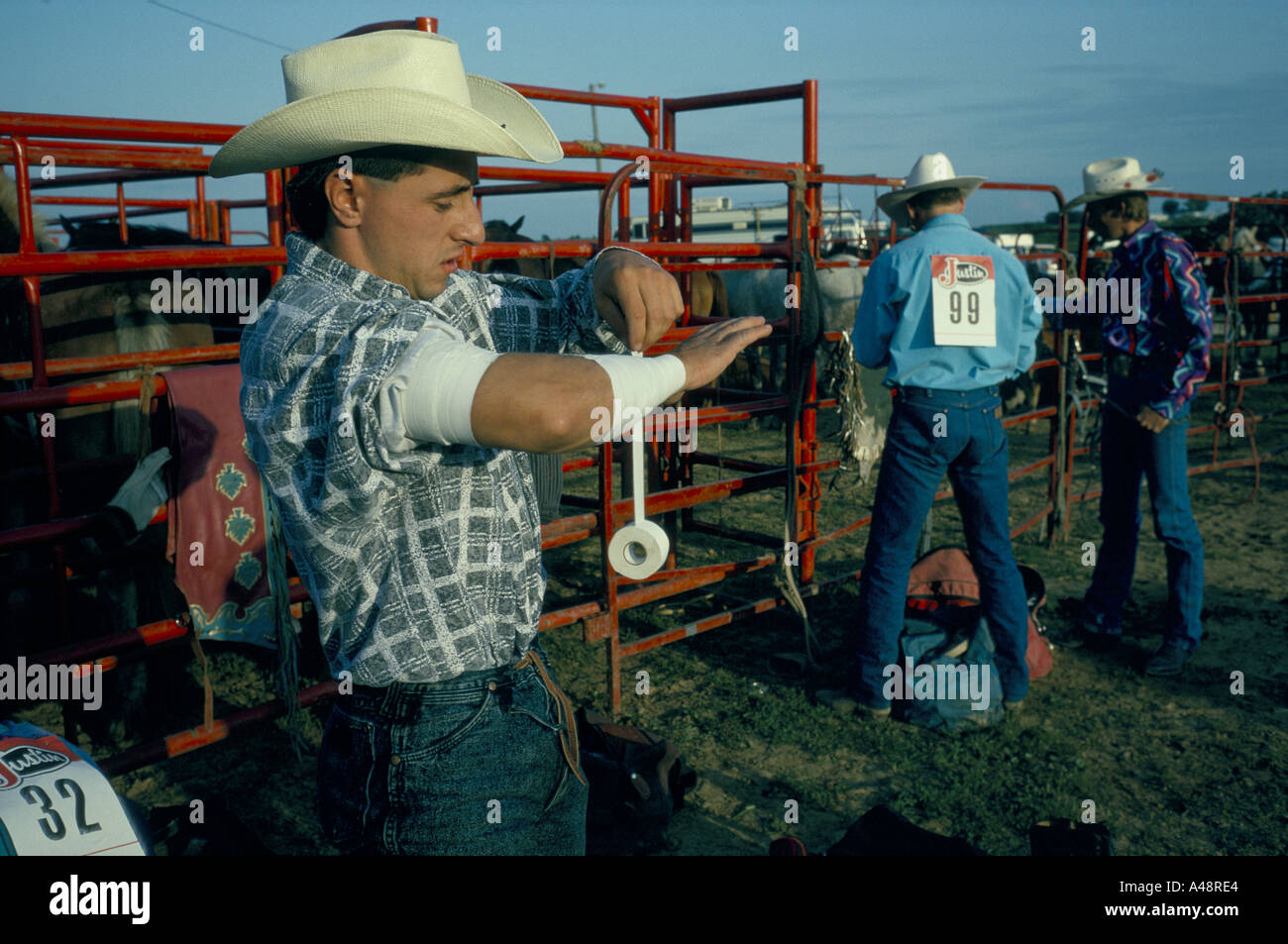 Un cowboy nastri il suo braccio e si prepara a correre in un rodeo iowa usa Foto Stock