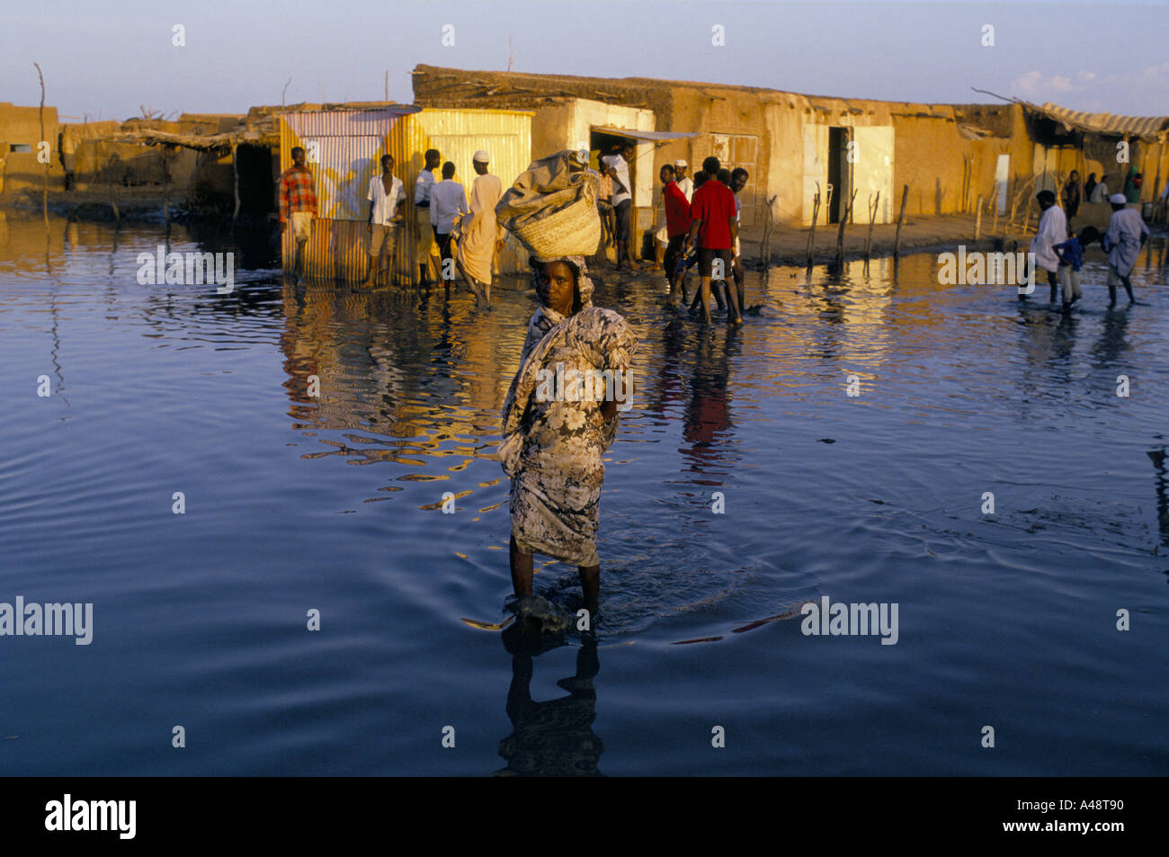 Persone wade attraverso alluvione a Omdurman Khartoum dopo il burst del Nilo le sue banche e invaso la città Foto Stock