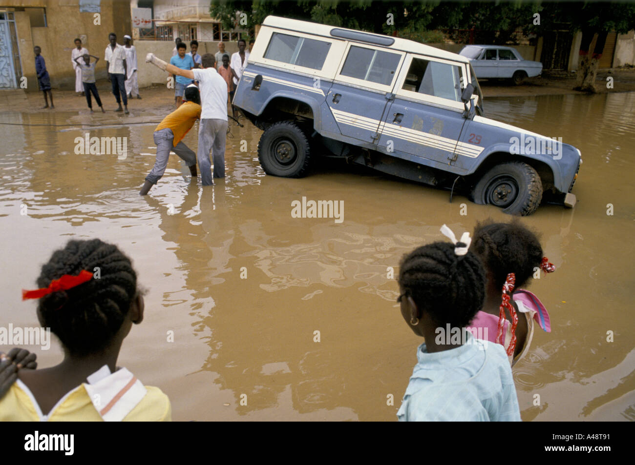 Un landrover bloccato nel fango durante le drammatiche alluvioni in Khartoum quando il burst del Nilo le sue banche Foto Stock