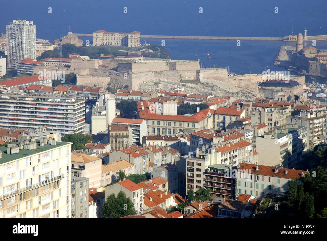 Vista panoramica del lungomare & Vieux porto vecchio di Marsiglia Provenza Francia del sud Europa Foto Stock