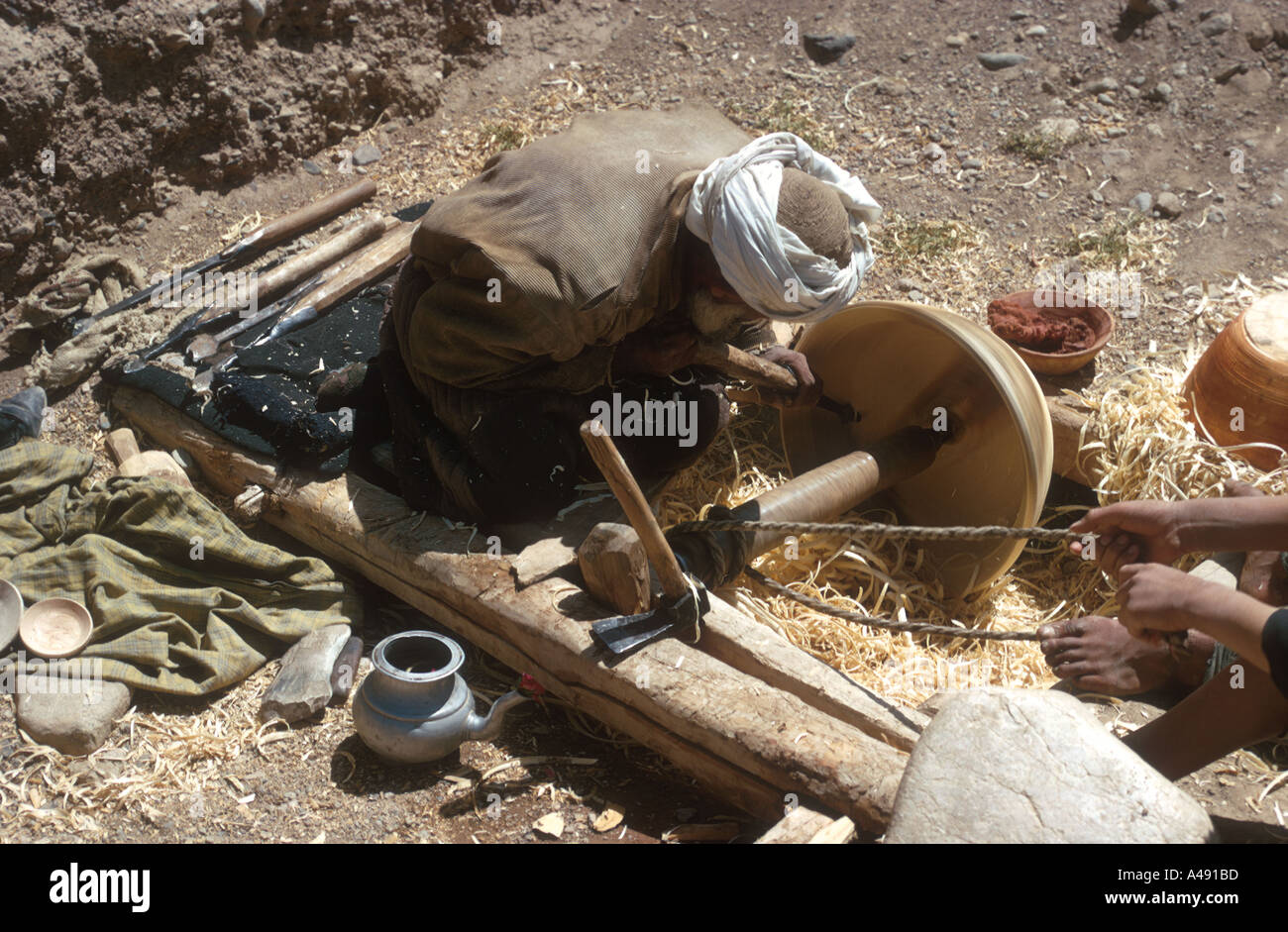 Tornitura in legno con ragazzo powered tornio Bamiyan in Afghanistan Foto Stock