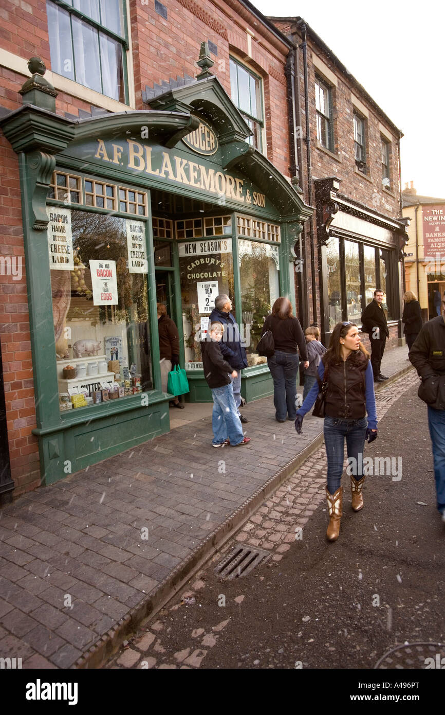 Regno Unito Shropshire Ironbridge Blists Hill città Vittoriane Natale High Street Blakemores negozio di alimentari Foto Stock