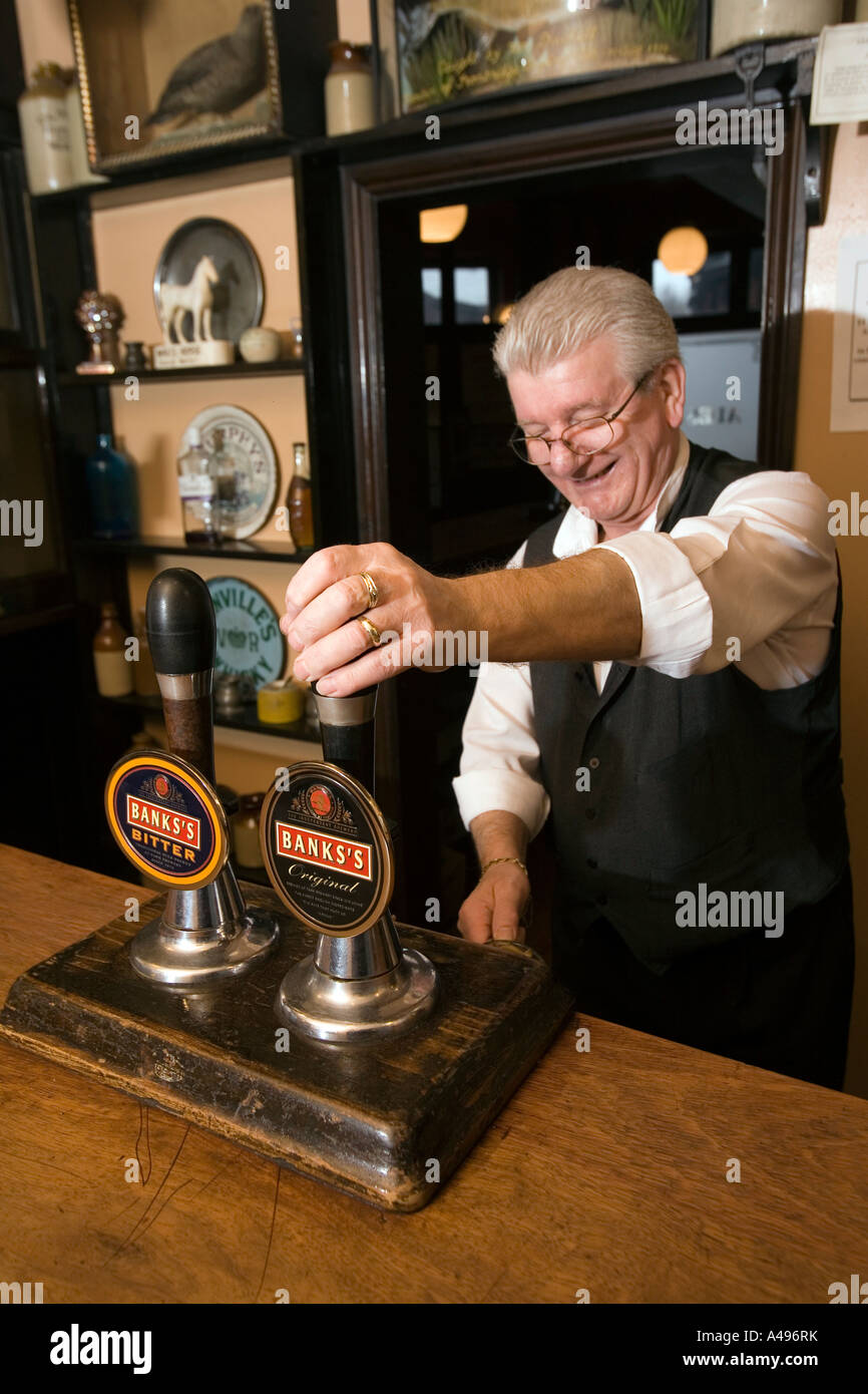 Regno Unito Shropshire Ironbridge Blists Hill Città Vittoriano New Inn barman Edgar Davies tirando una pinta Foto Stock