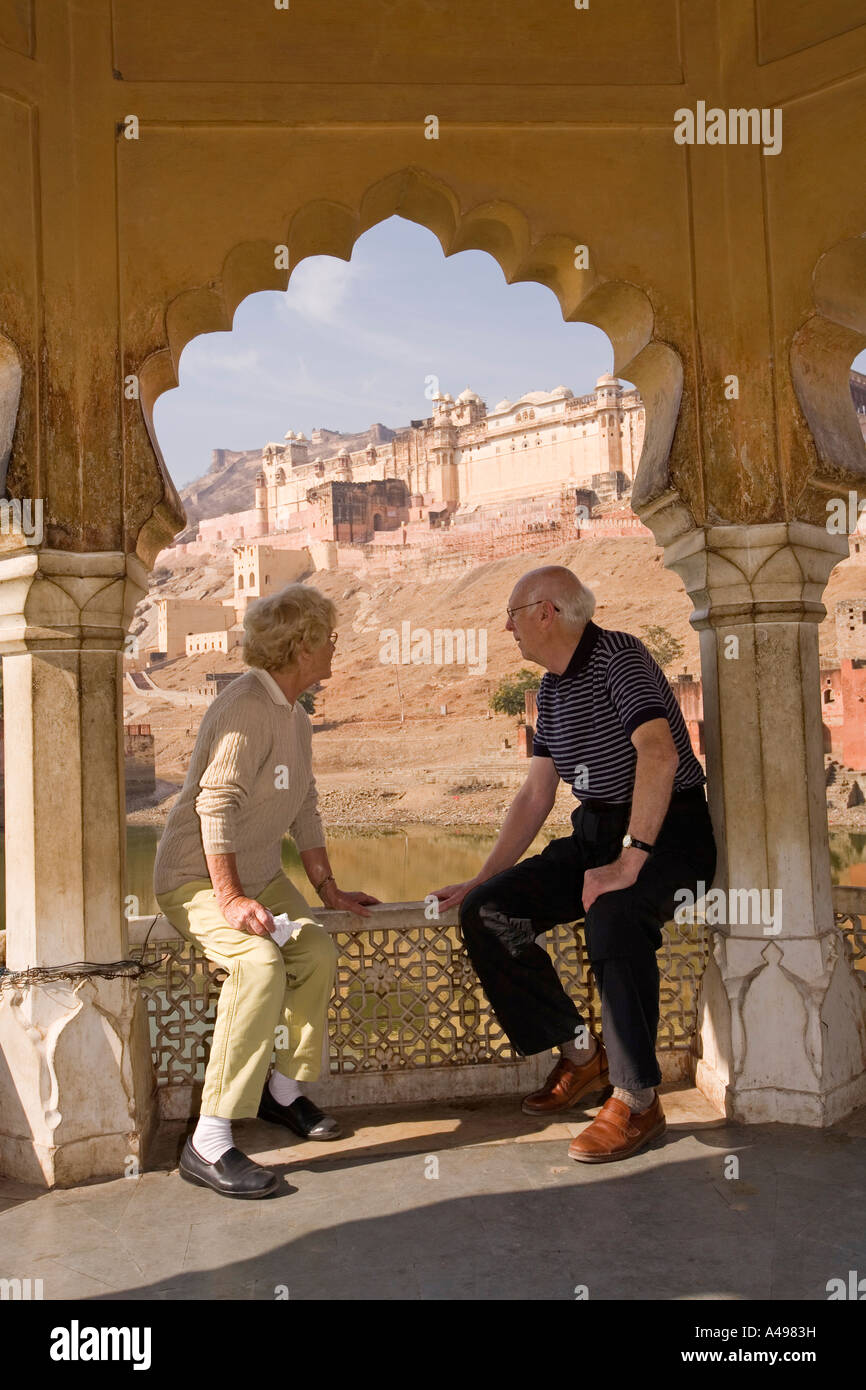 India Rajasthan Forte Amber anziani western matura in appoggio nel lago Maota Gardens Foto Stock