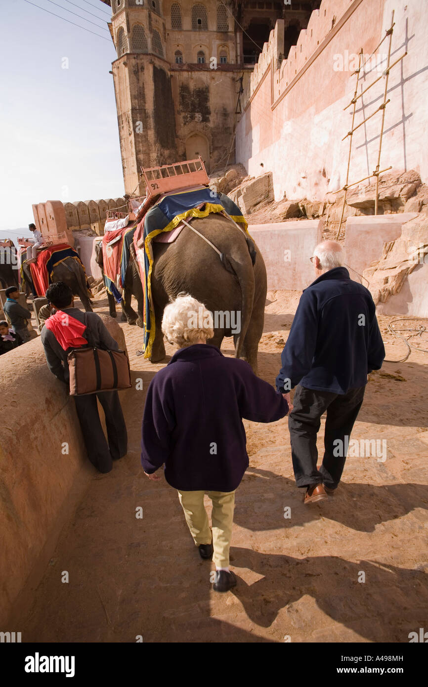 India Rajasthan Amber Amber Fort anziani turisti camminando dietro di elefanti a Suraj Pol gate Foto Stock