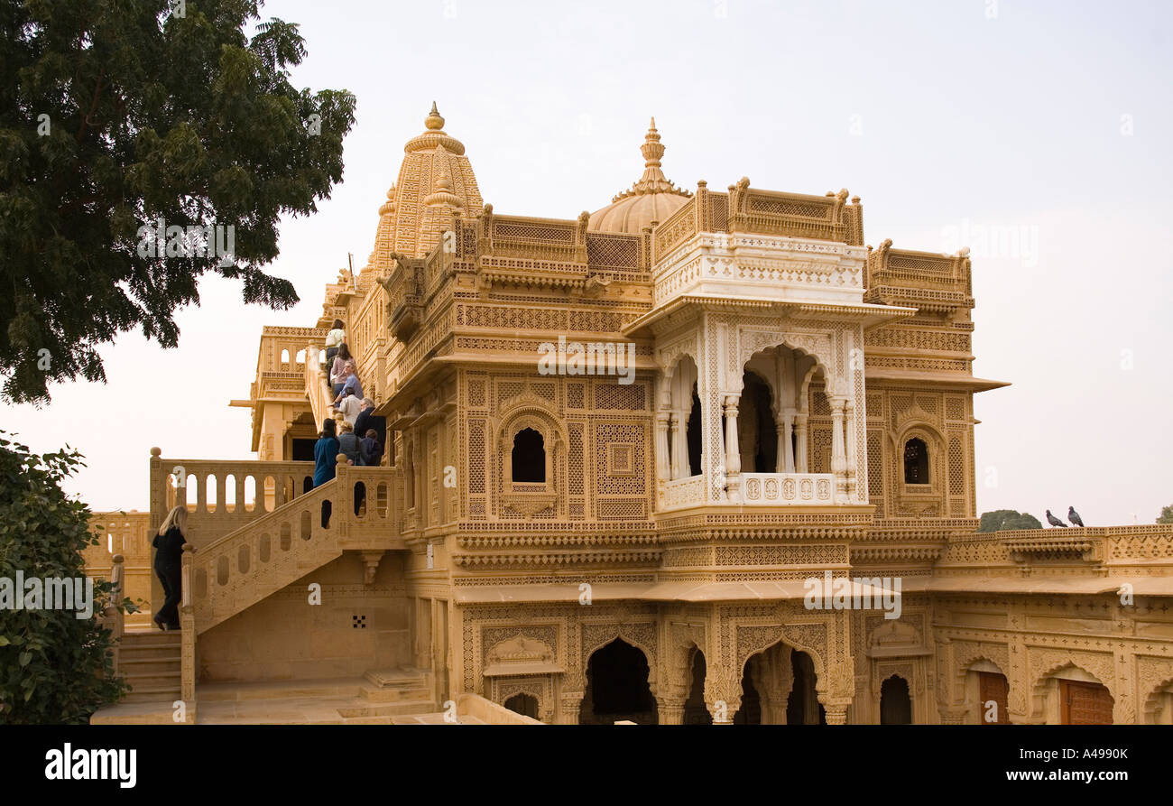 India Rajasthan Jaisalmer Amar Sagar edificio ristrutturato del XIX secolo in pietra arenaria scolpita tempio Jain Foto Stock