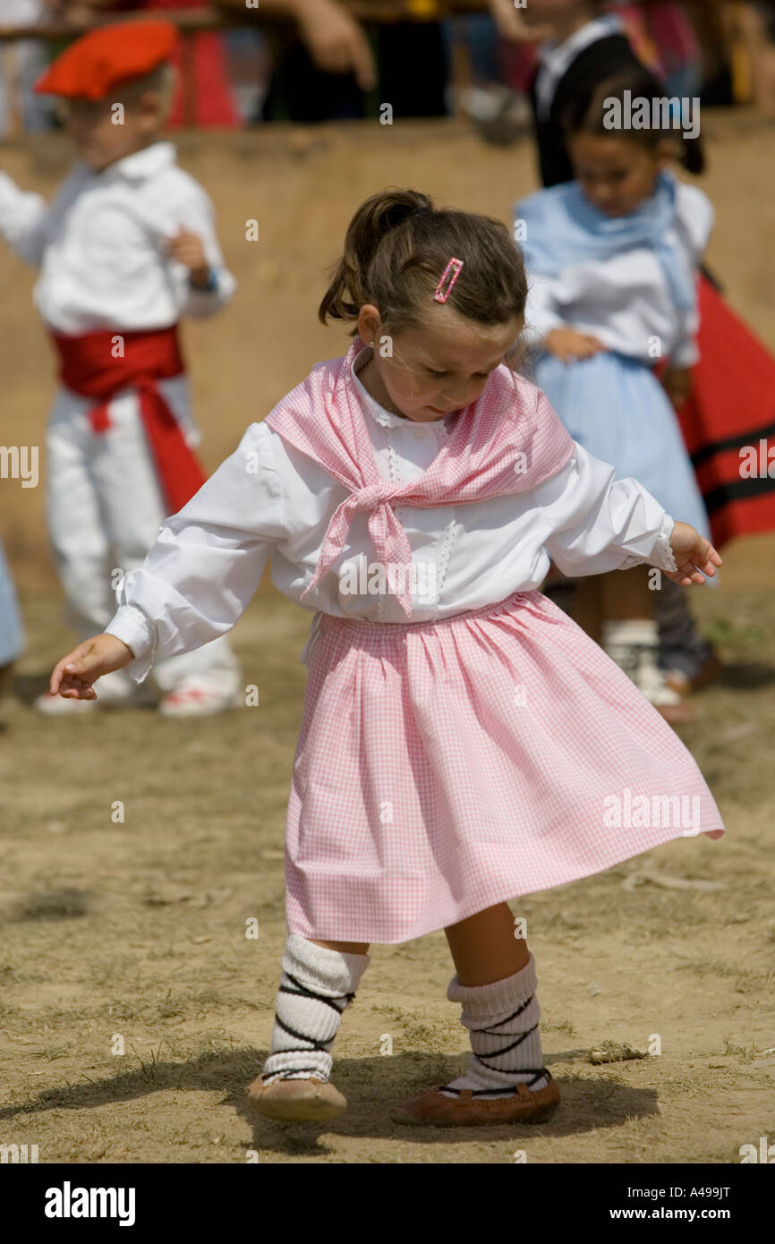 Molto giovane ragazza basca in abito rosa di eseguire la tradizionale danza  folk fiesta Andra Mari de Malaga Paese Basco in Spagna Foto stock - Alamy