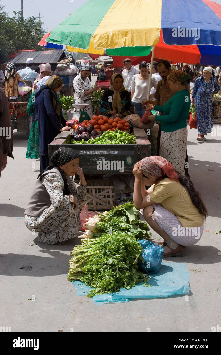 Il mercato del venerdì a Kuqa provincia dello Xinjiang Cina Foto Stock
