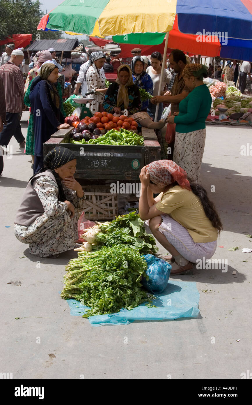 Il mercato del venerdì a Kuqa provincia dello Xinjiang Cina Foto Stock