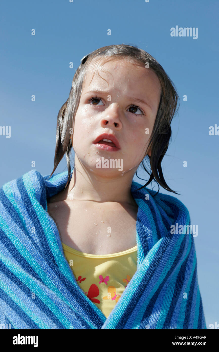 Ragazza giovane swathed in un asciugamano subito dopo una nuotata nel Mar Baltico Foto Stock