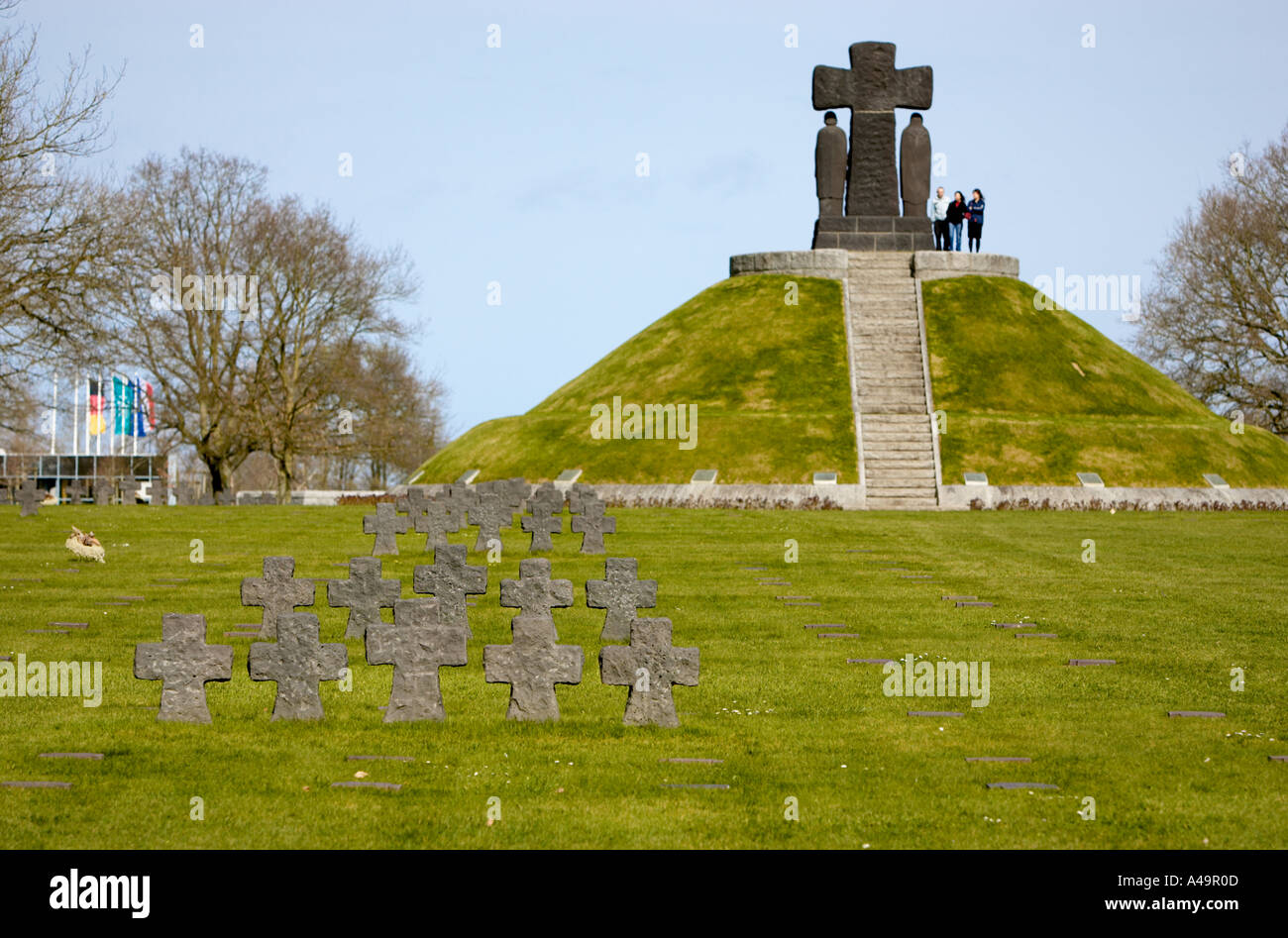 Tumulo centrale tomba e Information Center al cimitero militare tedesco di La Cambe Normandia Francia Foto Stock