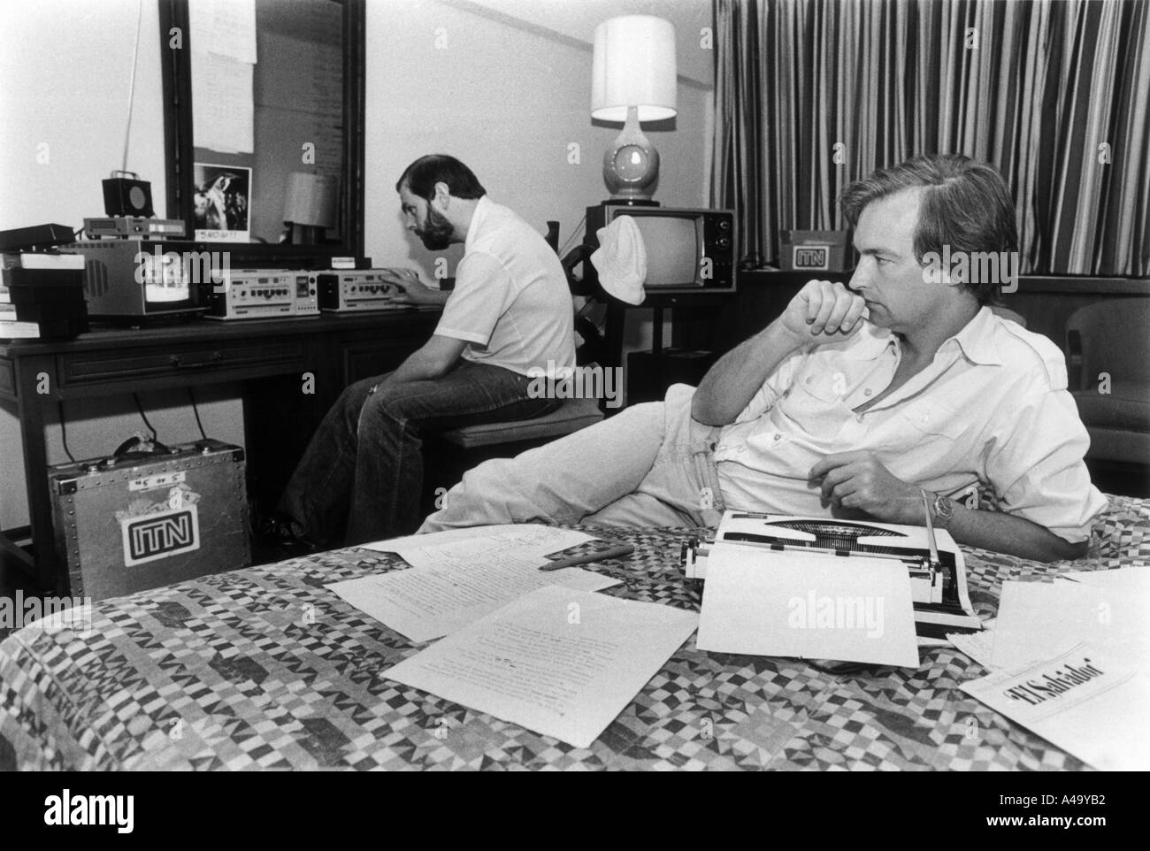 L'hotel Camino Real, San Salvador, marzo 1982; ITN TV reporter news John Snow lavora con editor video Bill gelo su un 3 minuti di pacchetto per essere rinominata a Londra via Managua e New York. Ci sono volute 3 ore per mettere il pacchetto insieme. Foto Stock