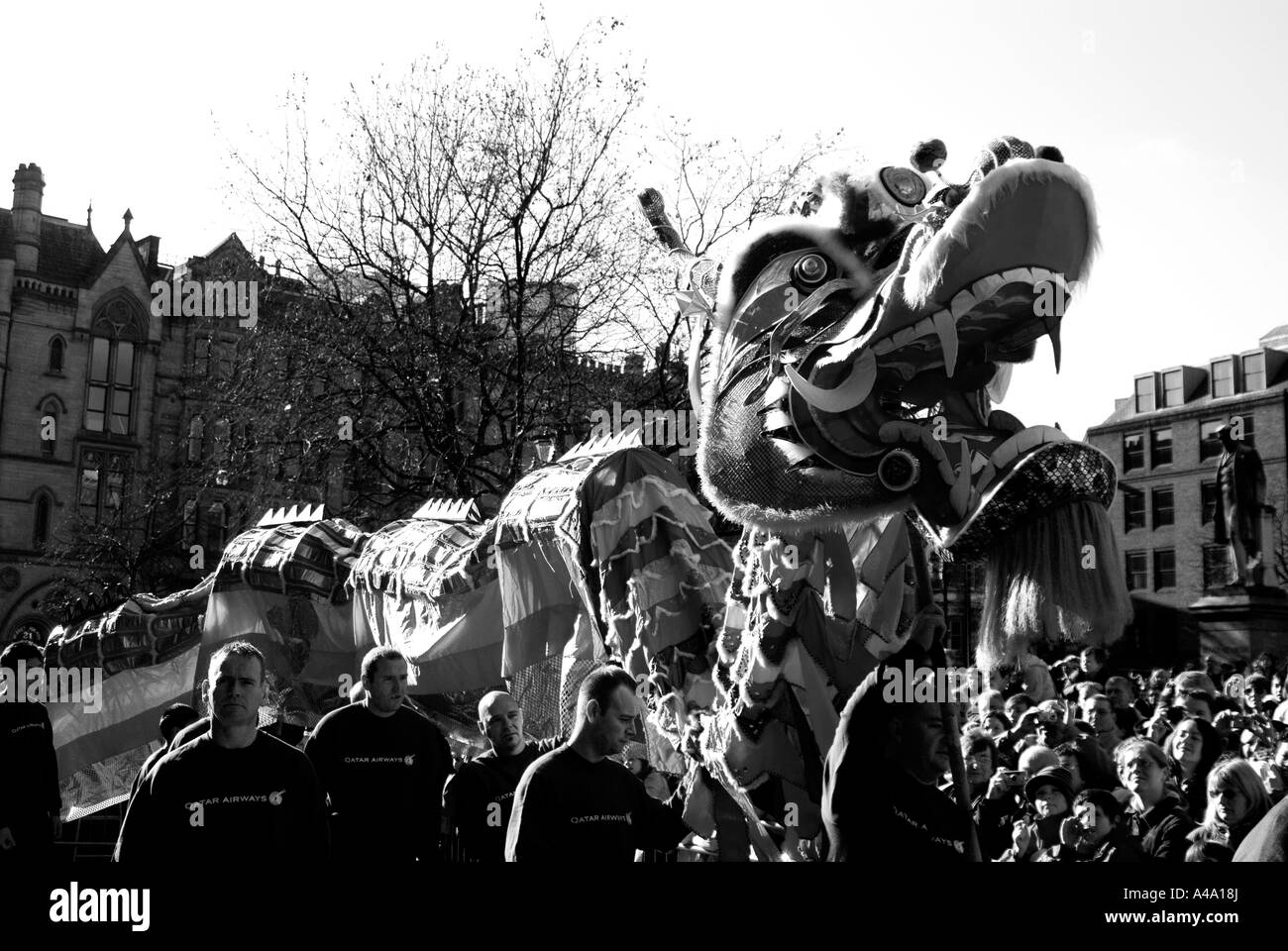 Dragon Dance in celebrazione del Capodanno cinese in piazza Albert Manchester Regno Unito 2007 Foto Stock