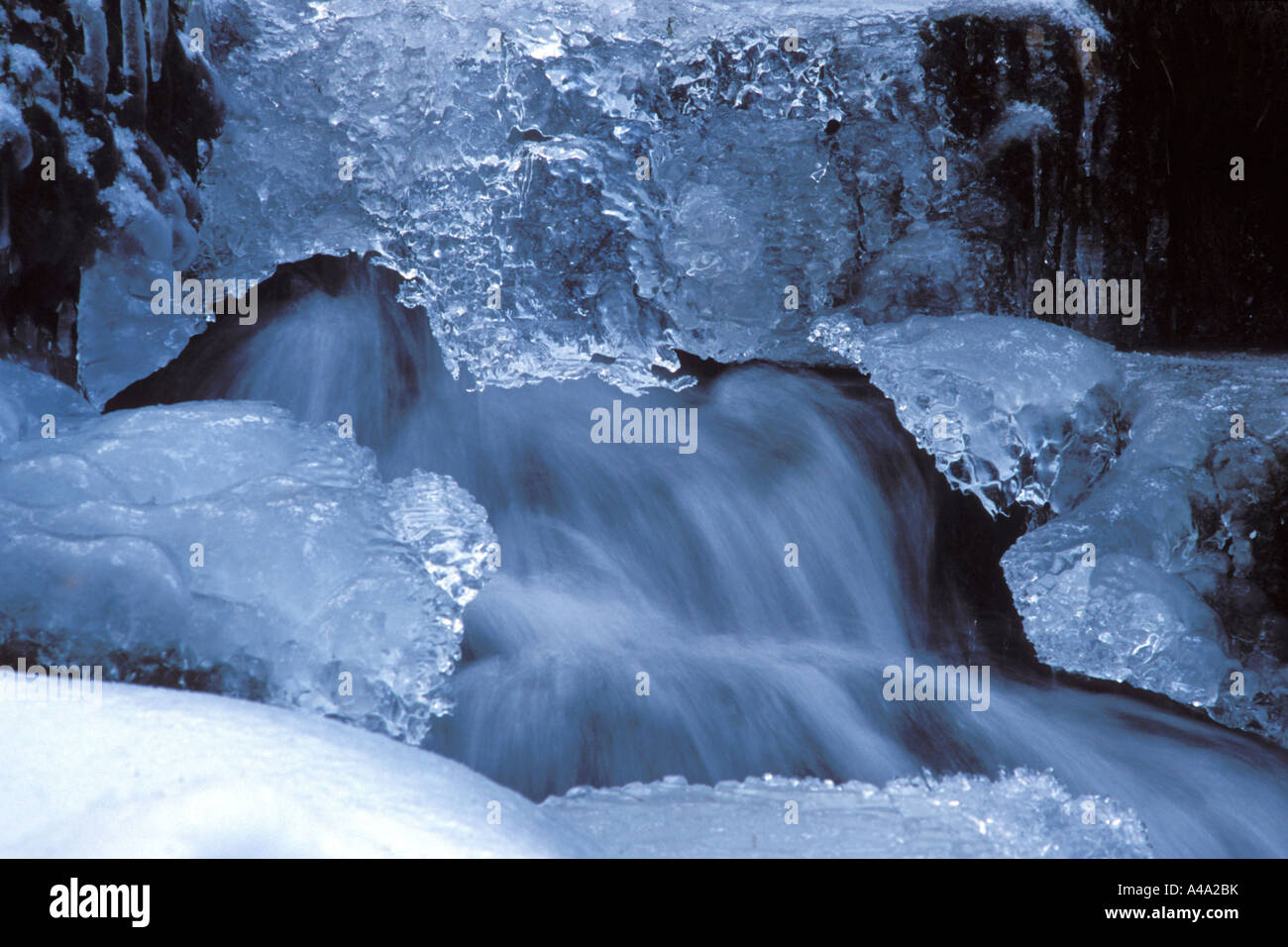 Un torrente in inverno, Germania Foto Stock
