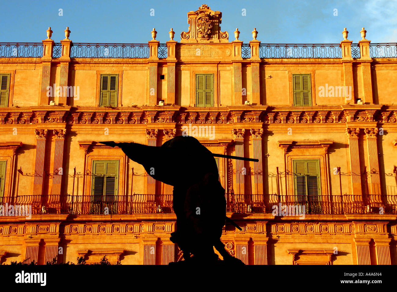 Un memoriale di guerra di fronte al Palazzo Landolina a Noto nella Sicilia sud italia Foto Stock