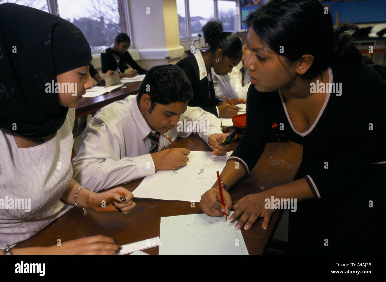 Nusrat Faizullah, 22, insegnando a Forest Gate Comunità scuola nella zona est di Londra. I laureati "teach first' e quindi, se lo desiderano, potranno trasferire alla gestione carriere con uno degli sponsor, tra cui British Airways, WH Smith, HSBC, McKinsey e KPMG. La teoria è che essi hanno guadagnato la preziosa capacità di gestione, come chiunque può gestire un gruppo di vivaci adolescenti è in grado di gestire un team di colleghi per adulti. Invece del consueto un anno in possesso di laurea per la formazione degli insegnanti, le reclute di fare un corso di sei settimane, che copre le nozioni di base di gestione della classe, la pianificazione delle lezioni e oggetto di studi, prima Foto Stock