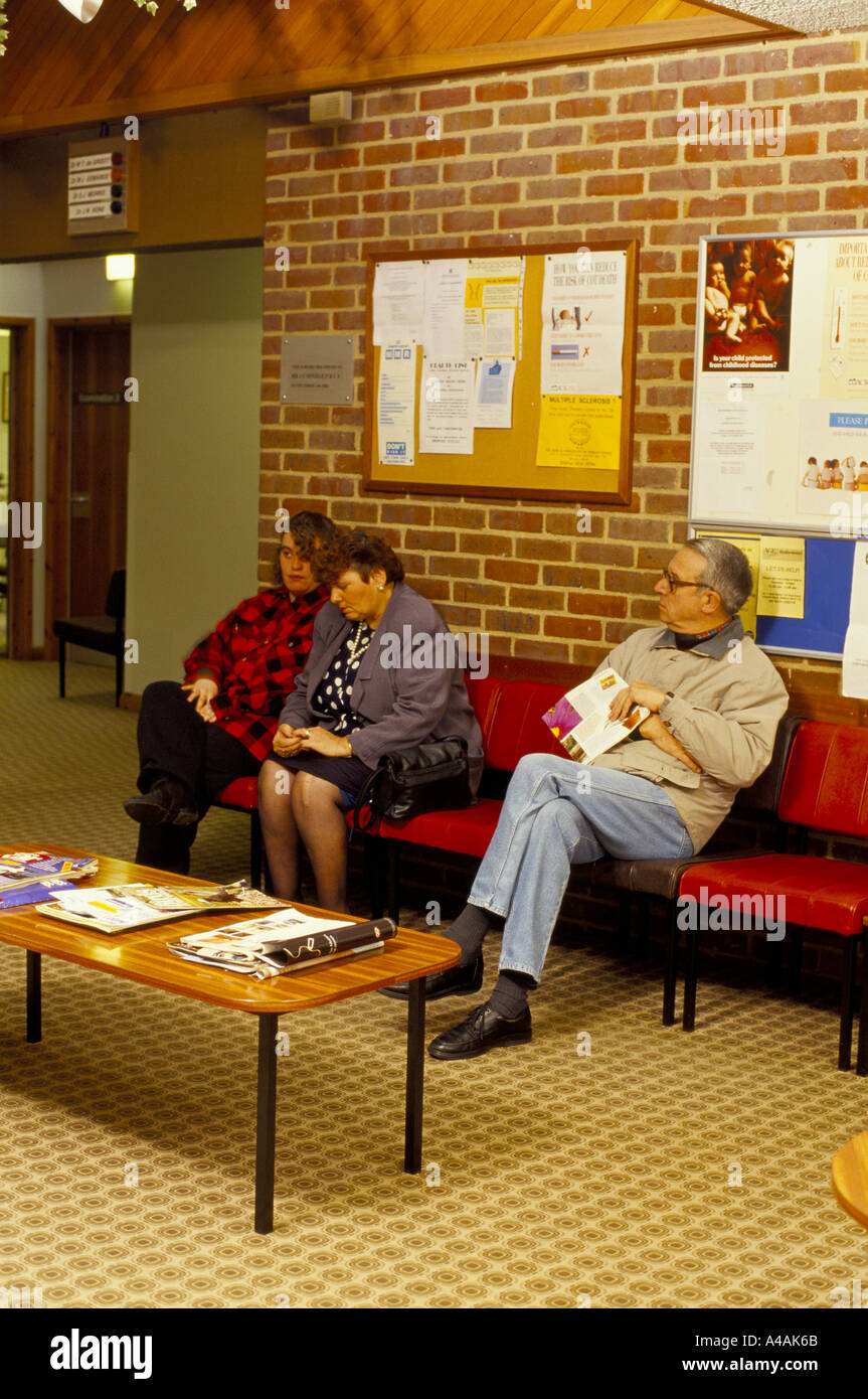 Gp in sala d'attesa Flitwick beds 1994 Foto Stock