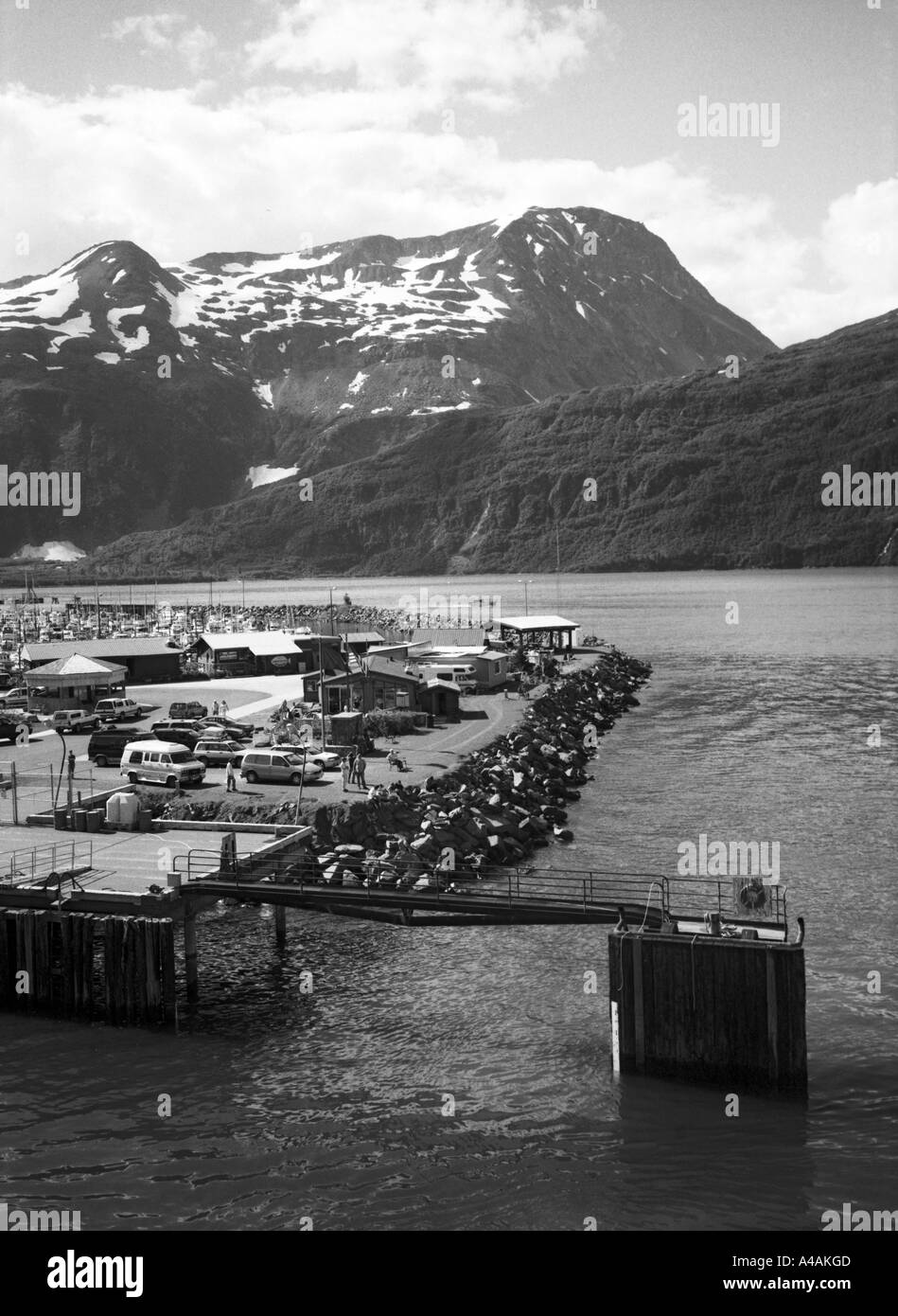 Un occupato dal terminal dei traghetti sostenuta da montagne innevate nel sud Alaska Foto Stock