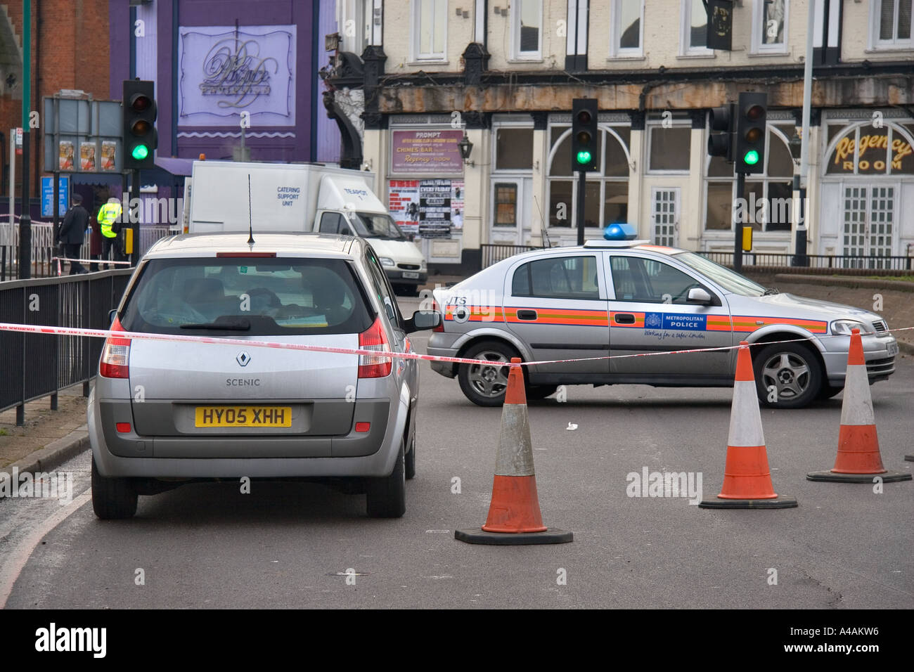 Auto della Polizia e veicoli di supporto in corrispondenza di un cordone in corrispondenza della scena del crimine in omicidio miglio Clapton est di Londra Foto Stock