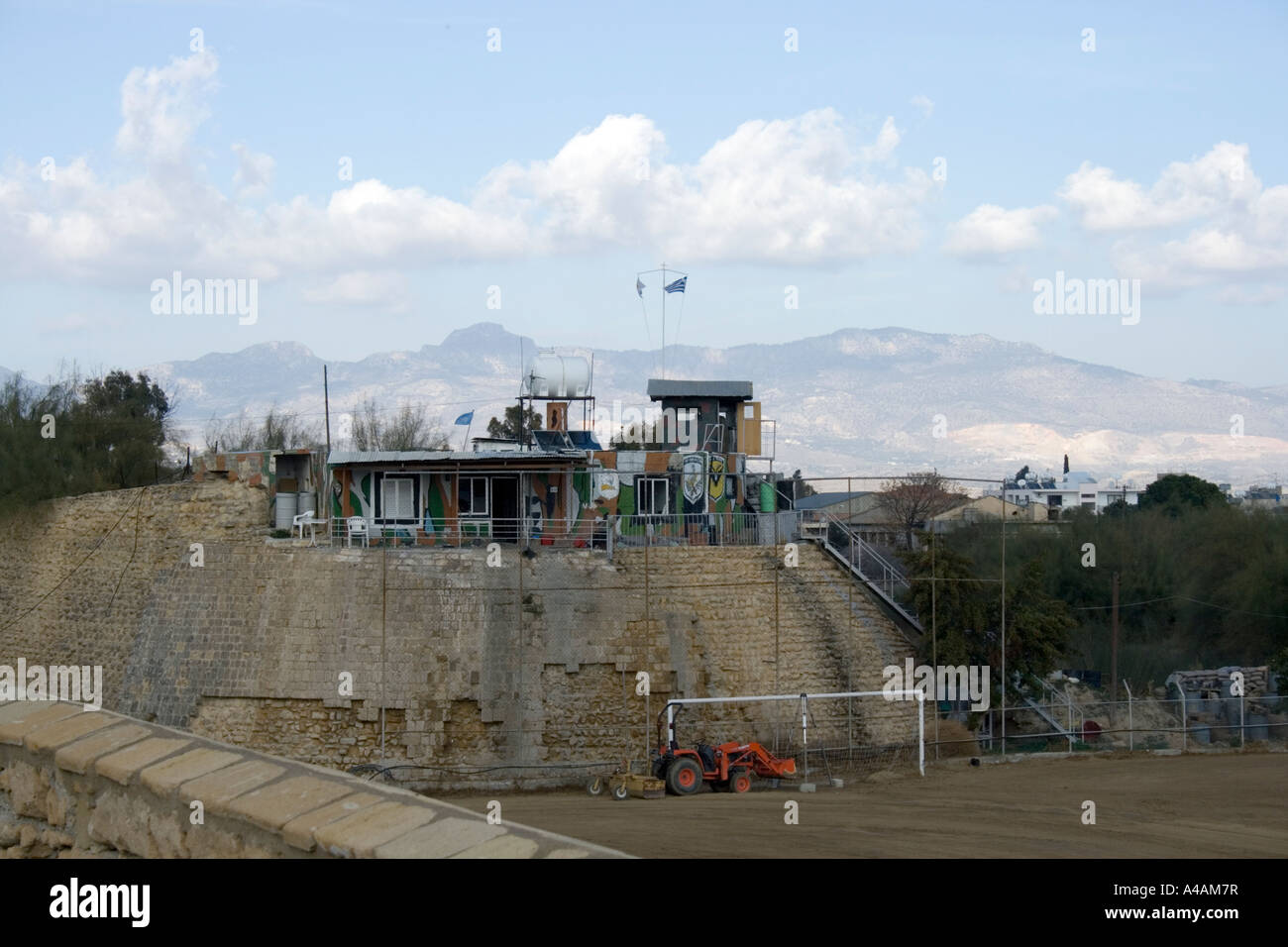 Installazione di frontiera presso la Linea Verde Nikosia Cipro Foto Stock